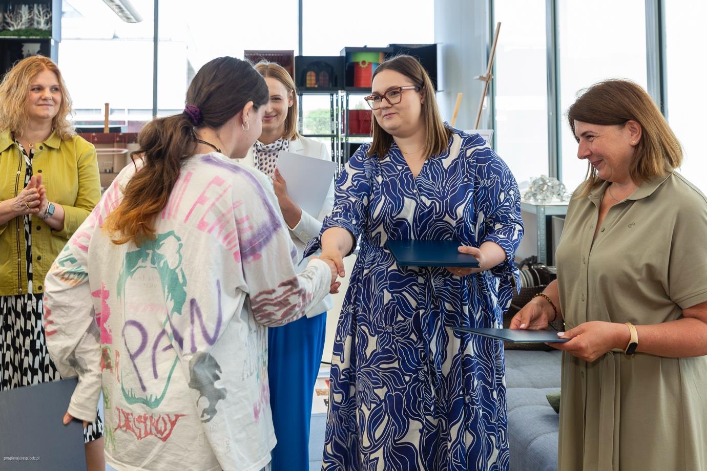 Wręczenie nagród laureatkom konkursu na tkaniny do lobby Wróblewskiego 1